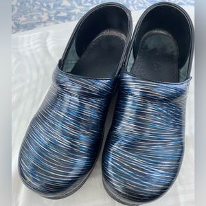 Dansko Professional Closed Back Clogs in Blue Metallic Stripe. Size 38, 7 1-2 /8